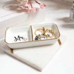 Hete verkoop 😍 Verre Esprit Mr En Mrs Sieradenhouder – 11.5 X 5.5 Cm – Keramische Dubbele Ringhouder - Inclusief Geschenkdoos 🤩 -Sieraden-horloges Verkoop 550x309 8