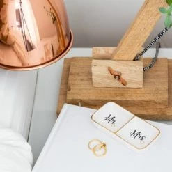 Hete verkoop 😍 Verre Esprit Mr En Mrs Sieradenhouder – 11.5 X 5.5 Cm – Keramische Dubbele Ringhouder - Inclusief Geschenkdoos 🤩 -Sieraden-horloges Verkoop 550x366 15