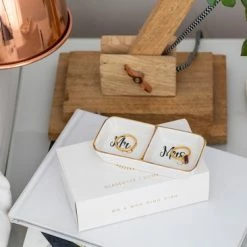 Hete verkoop 😍 Verre Esprit Mr En Mrs Sieradenhouder – 11.5 X 5.5 Cm – Keramische Dubbele Ringhouder - Inclusief Geschenkdoos 🤩 -Sieraden-horloges Verkoop 550x366 16