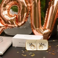 Hete verkoop 😍 Verre Esprit Mr En Mrs Sieradenhouder – 11.5 X 5.5 Cm – Keramische Dubbele Ringhouder - Inclusief Geschenkdoos 🤩 -Sieraden-horloges Verkoop 550x366 17