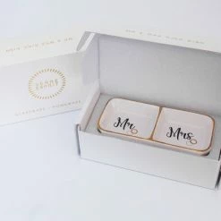 Hete verkoop 😍 Verre Esprit Mr En Mrs Sieradenhouder – 11.5 X 5.5 Cm – Keramische Dubbele Ringhouder - Inclusief Geschenkdoos 🤩 -Sieraden-horloges Verkoop 550x424