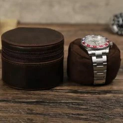 Korting 😉 Handgemaakt Luxe Horloge Rol 1 Stuk – Horlogedoos – Horloge Etui Leer – ⌚ Watch Roll – Horloge Houder Sieradendoos – Horloge Opbergdoos Heren – Bruin 🛒 -Sieraden-horloges Verkoop 550x495