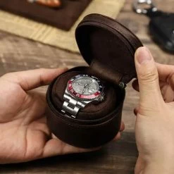 Korting 😉 Handgemaakt Luxe Horloge Rol 1 Stuk – Horlogedoos – Horloge Etui Leer – ⌚ Watch Roll – Horloge Houder Sieradendoos – Horloge Opbergdoos Heren – Bruin 🛒 -Sieraden-horloges Verkoop 550x506 2