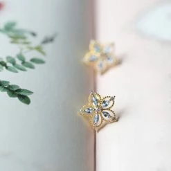 Flash-uitverkoop ⭐ CiCi'De Jewelry Amsterdam Bauhinia-gedetailleerd Ontwerp Elegante Bloem Oorstekers - Goud Vermeil - Natuurlijke Hemelsblauwe Topaas 🧨 -Sieraden-horloges Verkoop 550x550 953