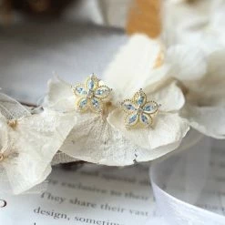 Flash-uitverkoop ⭐ CiCi'De Jewelry Amsterdam Bauhinia-gedetailleerd Ontwerp Elegante Bloem Oorstekers - Goud Vermeil - Natuurlijke Hemelsblauwe Topaas 🧨 -Sieraden-horloges Verkoop 550x550 956