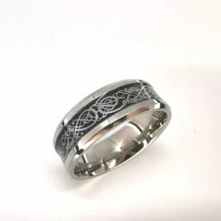 Coupon ❤️ Lili 41 - RVS Ring - Maat 17 Met Midden - Zwart - Prachtig - Motief Erin En Beide Zijkant Glanzend Zilver Randen. 🛒